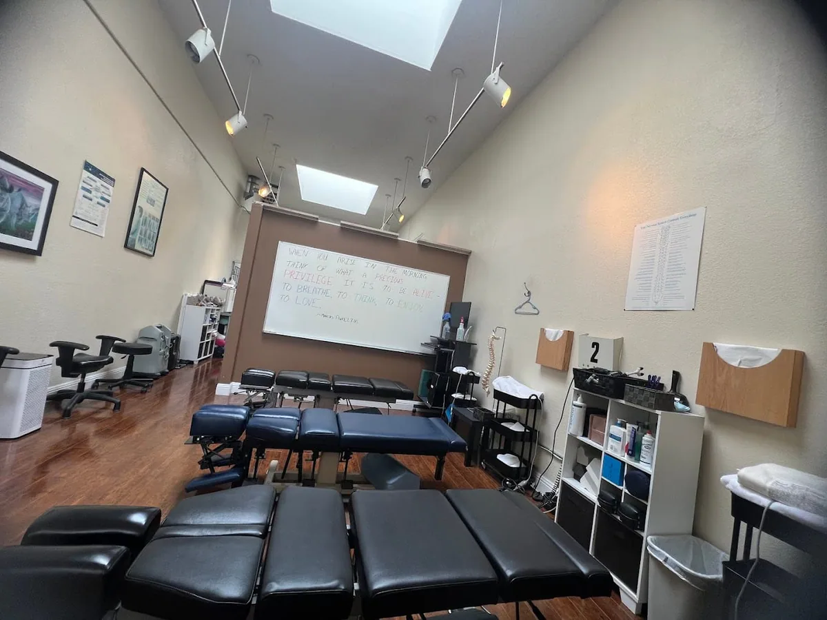 Ocean Chiropractic Center诊所内的治疗室